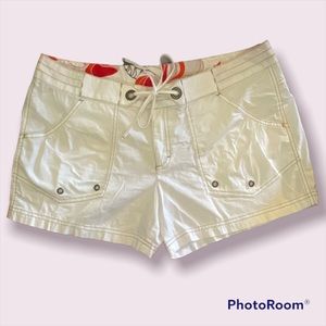 White cargo style short shorts with front pockets size M Medium by Lucy